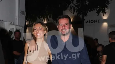 Με μπεζ crop top και καυτό σορτσάκι παραλλαγής - Η Ματίνα Ζάρα περπατά αγκαλιά με τον Χρήστο Βαρδάλο στα σοκάκια της Μυκόνου