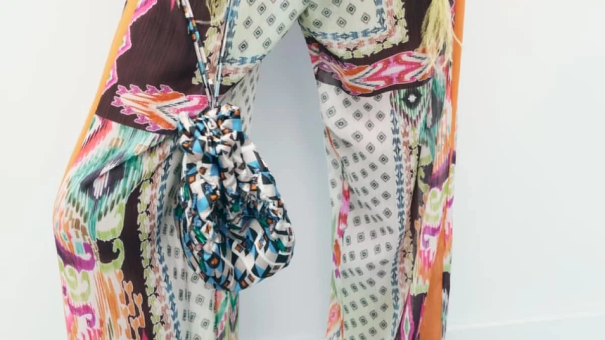 Τσάντα πουγκί σε 3 χρώματα από το Zara - Μόνο με 29,95 ευρώ