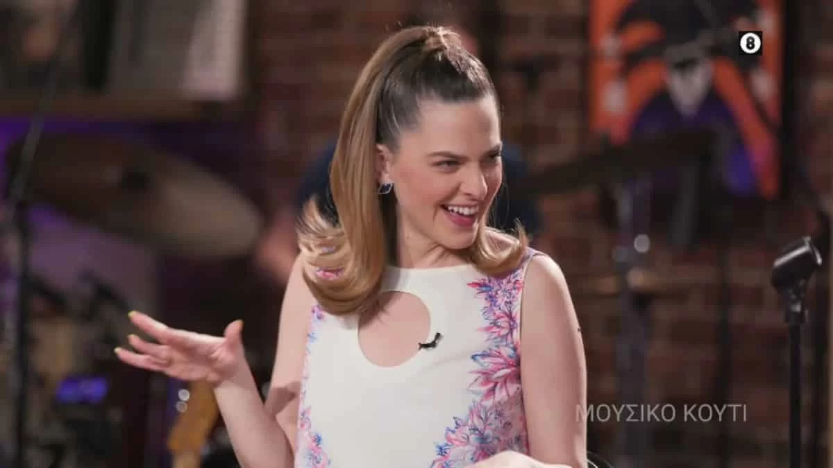 Άβαφη και ξαπλωμένη στο κρεβάτι της - Σπάνιο στιγμιότυπο της Ρένας Μόρφη από το σπίτι της