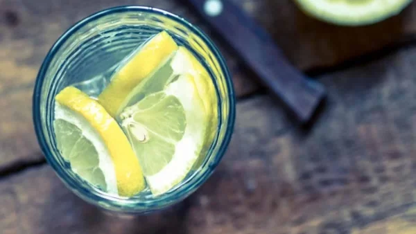 Δεν θα το ξανά πιεις σίγουρα: Τι μπορεί να πάθεις αν πίνεις συχνά νερό με λεμόνι
