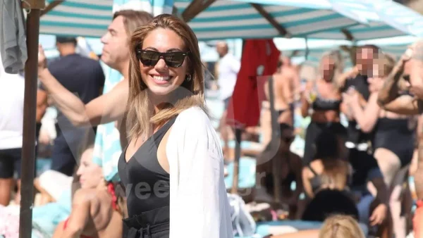 Με μαύρο ολόσωμο μαγιό με ανοιχτή πλάτη - Η Ευρυδίκη Βαλαβάνη "άναψε φωτιές" στο Instagram