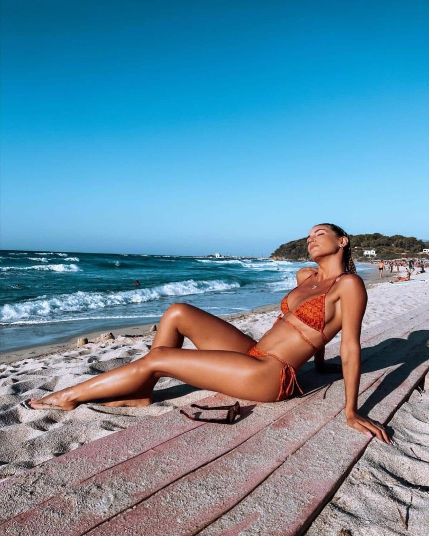 Αθηνά Οικονομάκου στην παραλία