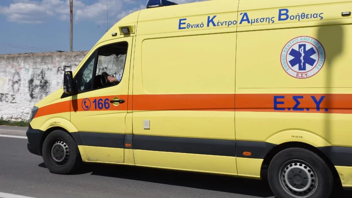 Συγκλονισμένη η κοινωνία της Θεσσαλονίκης - Αυτοκίνητο έπεσε πάνω σε στάση και τραυμάτισε τρεις ανθρώπους