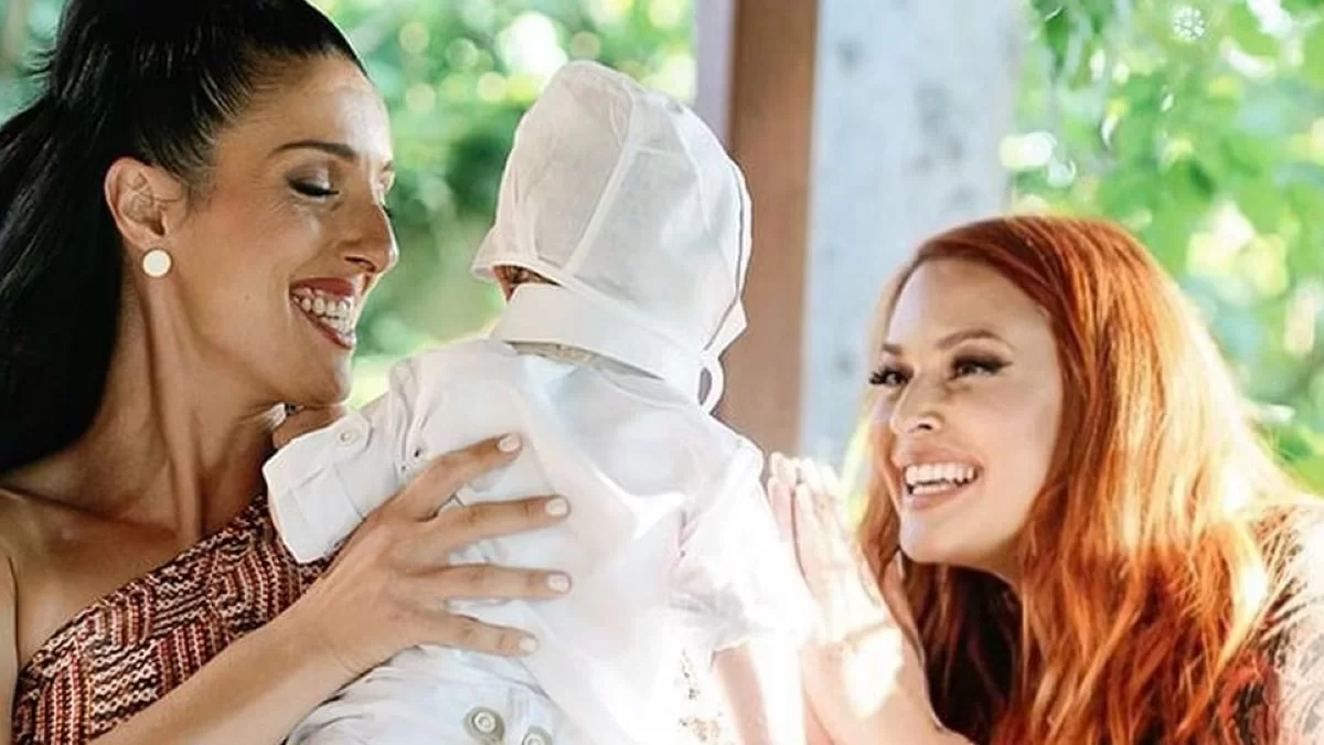 Υπέροχο floral, σε κόκκινο χρώμα - Το φόρεμα των 240 ευρώ της Σίσσυς Χρηστίδου που φόρεσε σε βάπτιση