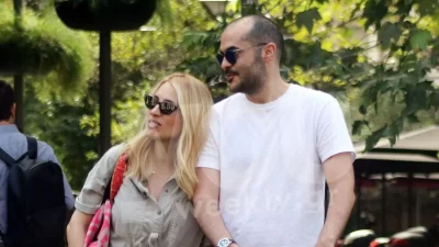 Πιο χαμογελαστή από ποτέ - Με φλογερό κόκκινο κραγιόν η Μαρία Ηλιάκη στο πλευρό του αγαπημένου της