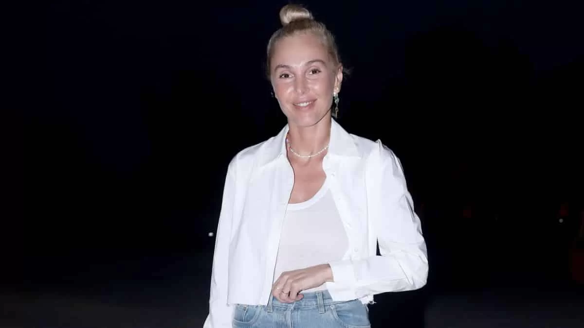 Κάντο όπως η Τάμτα και άλλοι 5 celebrities - Μπλε jean και λευκό πουκάμισο ή top