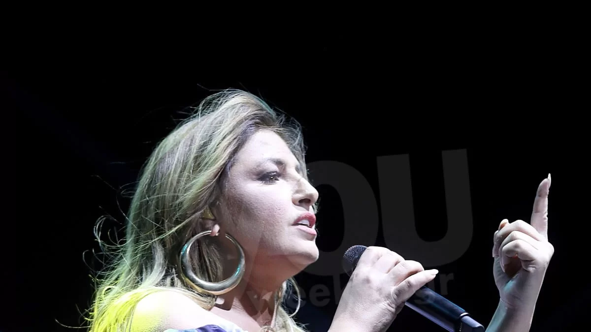 Σείστηκε όλο ο Γαλάτσι - Η "καυτή" εμφάνιση της Έλενας Παπαρίζου με πολύ κοντό σορτσάκι στην συναυλία της