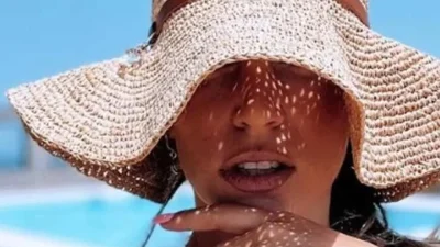 Με καυτό μπικίνι - Η Αθηνά Οικονομάκου ''άναψε'' φωτιές σε παραλία της Μυκόνου