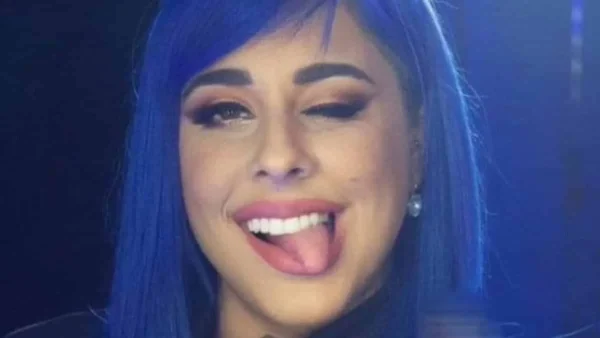 Το πρώτο της μπάνιο για φέτος - Η εγκυμονούσα Super Κική στην παραλία με καλή παρέα