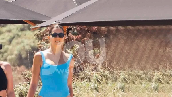 Με τυρκουάζ ολόσωμο μαγιό σε παραλία της Πάρου - Η Τσιμτσιλή στα 40 της με κορμί 20αρας