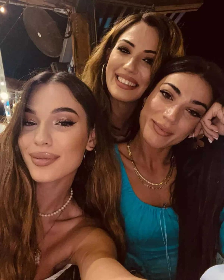 Η Ήβη Αδάμου με τις κούκλες αδερφές της 