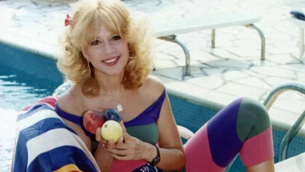 Πεντακάθαρος και γεμάτος πολύχρωμα άνθη: Πώς είναι σήμερα ο τάφος της Αλίκης Βουγιουκλάκη