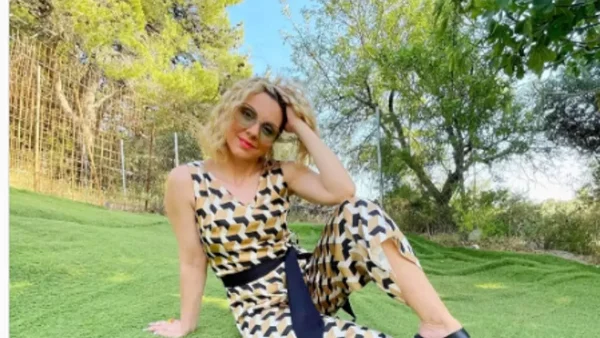 Στιγμές χαλάρωσης για τη Ματίνα Νικολάου - Ξέγνοιαστη ποζάρει στο πανέμορφο κυκλαδίτικο νησί της Σίφνου