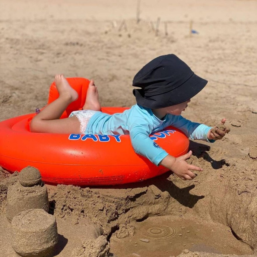 Ο γιος του Χριστόπουλου και της Μπραντ φτιάχνει καστράκια