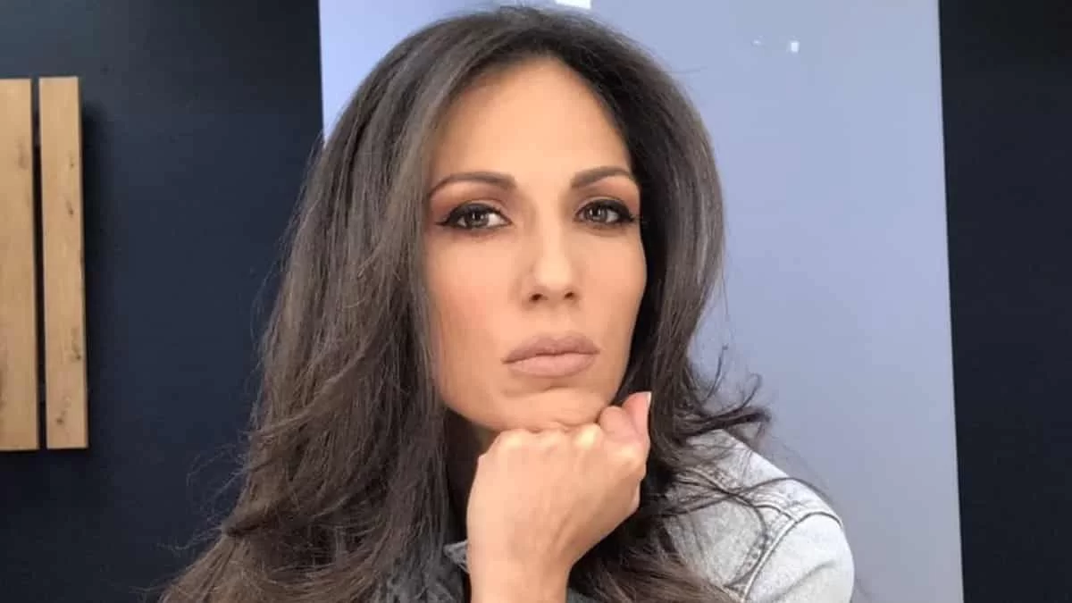 Ανθή Βούλγαρη: Η παρουσιάστρια του MEGA πόζαρει μακριά από τα τηλεοπτικά πλατό χωρίς ίχνος μακιγιάζ