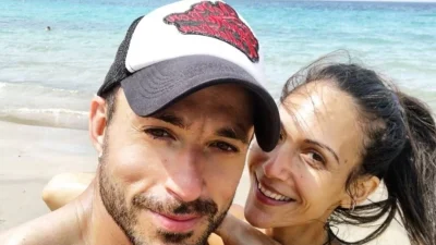 Δεν αποκαλύπτουν το νησί που βρίσκονται - Ξαπλωμένη στην άμμο η Ανθή Βούλγαρη με τον σύζυγό της