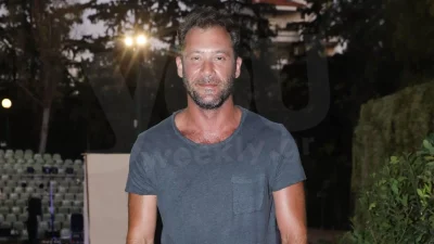 Γυμνός στο κρεβάτι ο Αντίνοος Αλμπάνης - "Άναψε" φωτιές με τη νέα του φωτογραφία στο Instagram