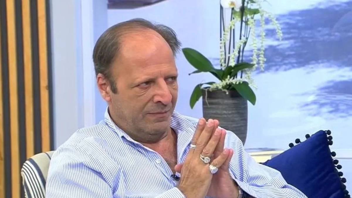 «Καλό ταξίδι Ντένη μου...» - Έτσι αποχαιρέτησε την Κώνστα ο δημιουργός της σειράς Δύο Ξένοι Δημήτρης Αποστόλου