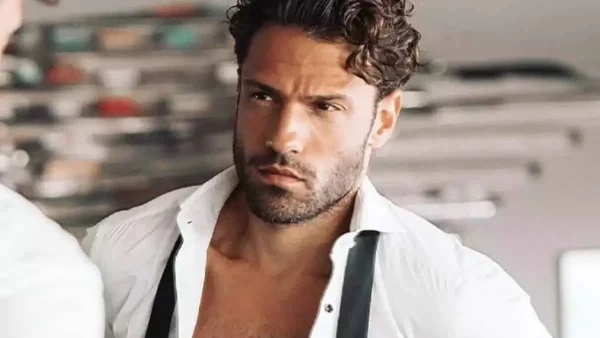 Κωνσταντίνος Αργυρός: Ποζάρει στο φακό σε σπάνιο στιγμιότυπο αγκαλιά με τα αδέρφια του