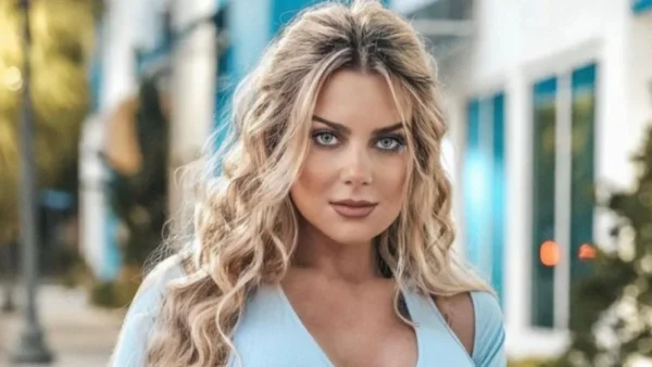 Όπως δεν την έχετε ξαναδεί - Η Αθηνά New York πόζαρε topless και "άναψε" φωτιές