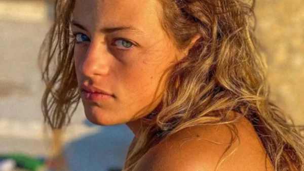 Καμία σχέση με την Γαία Μερκούρη - Με αναλογίες μοντέλου και κατάξανθη η κούκλα αδερφή της, Αθηνά