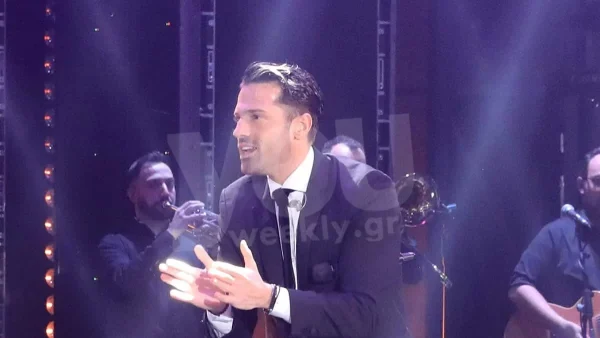 Απίστευτες εικόνες στη συναυλία του Κωνσταντίνου Αργυρού στην Χαλκίδα - Του πετούσαν σουτιέν στην σκηνή