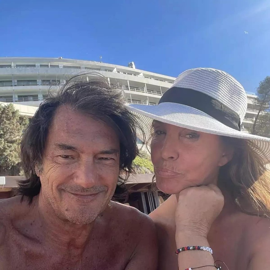 Η Βάνα Μπάρμπα αγκαλιά με τον Μαουρίτσιο Μπάτσι