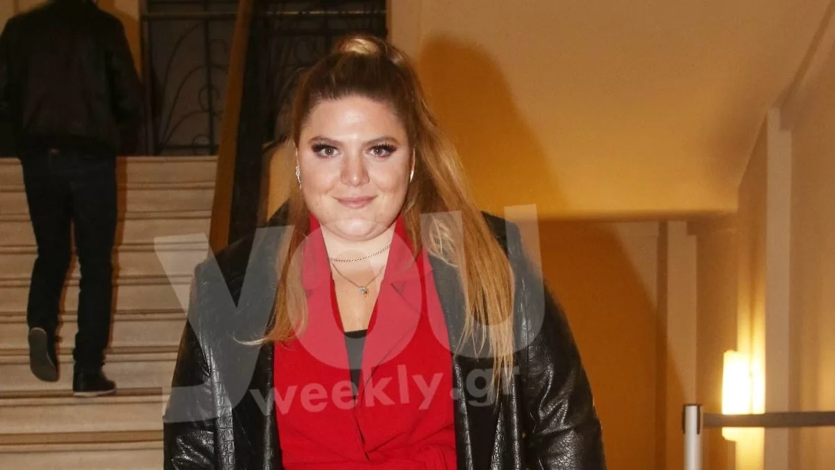 Με μεγάλα παράθυρα και περιτριγυρισμένο από πουφ - Η μοντέρνα διακόσμηση στο σπίτι της Δανάης Μπάρκα