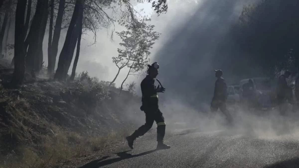Φωτιά στη Σάμο: Εξακολουθεί να μαίνεται - «Μια ανάσα» από τα σπίτια