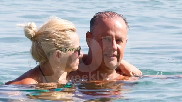 Σπάνιες φωτογραφίες που ήρθαν στο φως - Στην παραλία με ολόσωμο μαγιό και τον Αλεβιζόπουλου αγκαλιά η Μπεκατώρου