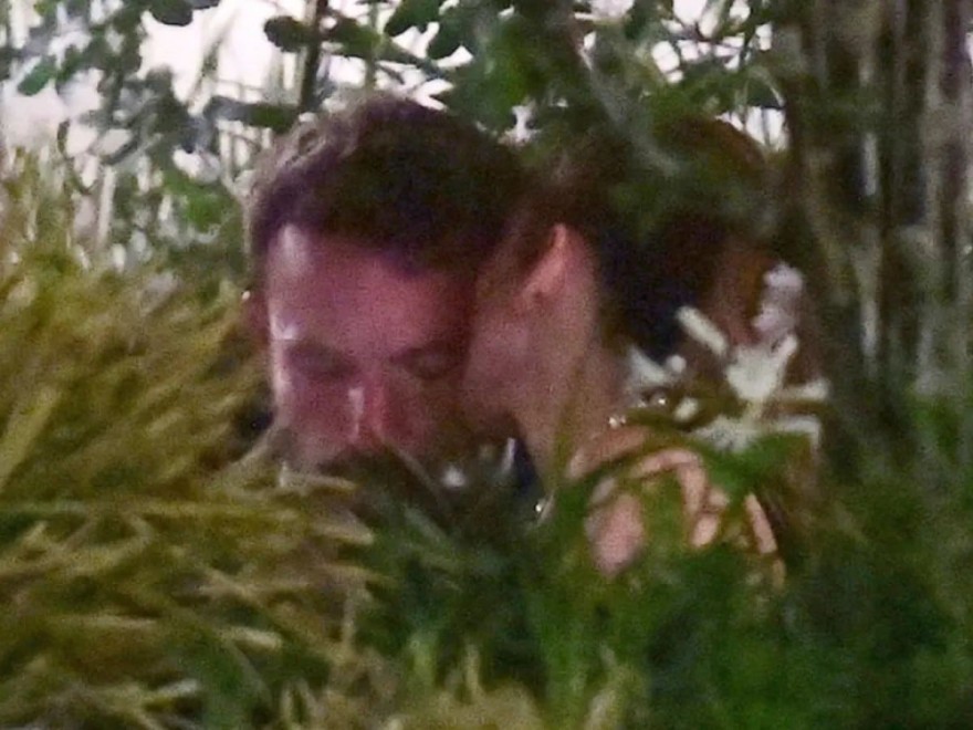 Ο Μπεν Άφλεκ κλαίει στο μήνα του μέλιτος και η Λόπεζ τον παρηγορεί