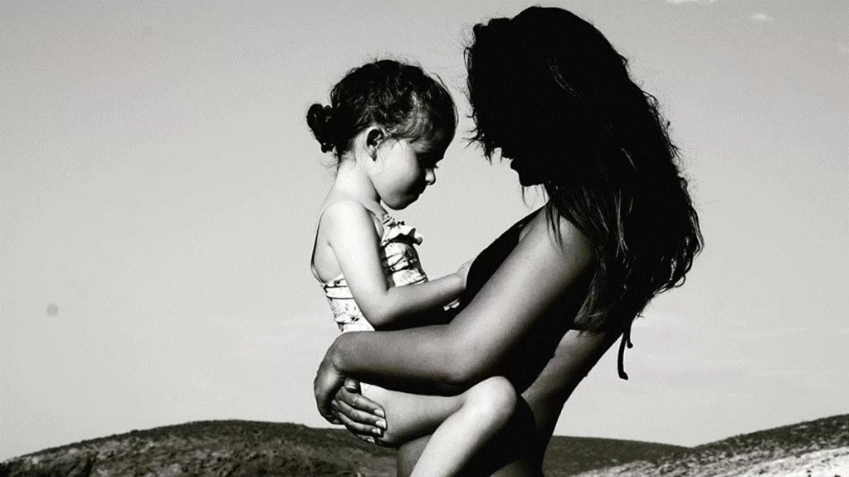 Έπαιζε πιάνο με πιάτο θέα όλο το Αιγαίο - Το συγκινητικό βίντεο με την κόρη του Ρέμου και της Μπόσνιακ