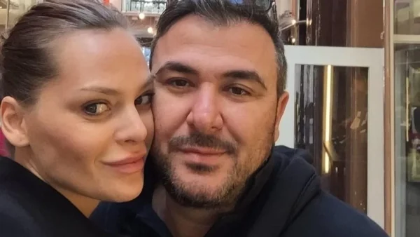 Άβαφη και χωρίς φίλτρο - Σπάνια φωτογραφία της Υβόννη Μπόσνιακ στην αγκαλιά του Αντώνη Ρέμου