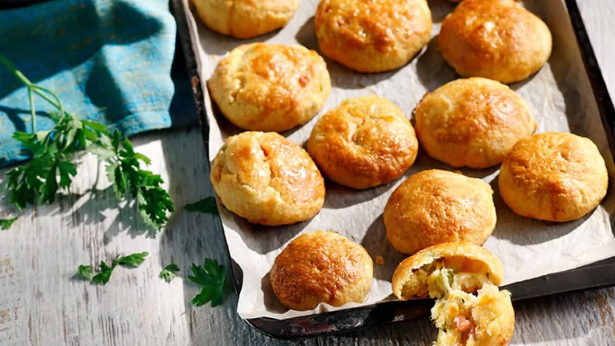 Καλοκαιρινά μπουρεκάκια με ντομάτα και τυριά - Εύκολα και γρήγορα