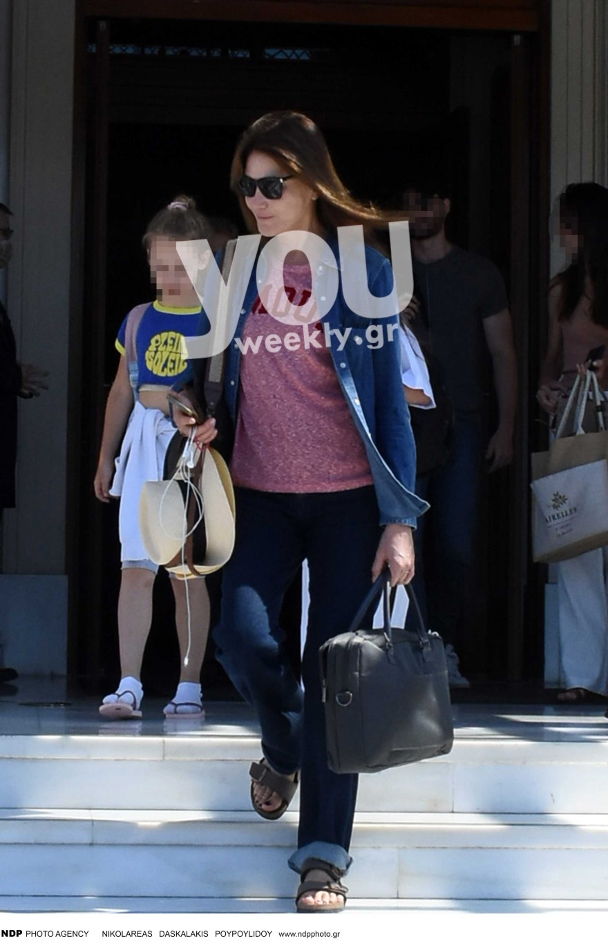 Η Κάρλα Μπρούνι κατά την έξοδό της από το Μεγάλη Βρετανία