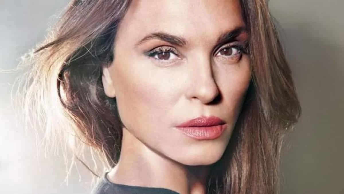 Με μαύρο καυτό μπικίνι - Η Σίλια Κριθαριώτη κολυμπά με κύκνους σε λίμνη της Ελβετίας