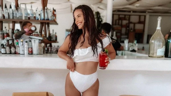 Η Χριστίνα Μπόμπα προετοιμάζεται για την βάπτιση - Τα φορέματα της Σίλιας Κριθαριώτη που ενδέχεται να φορέσει