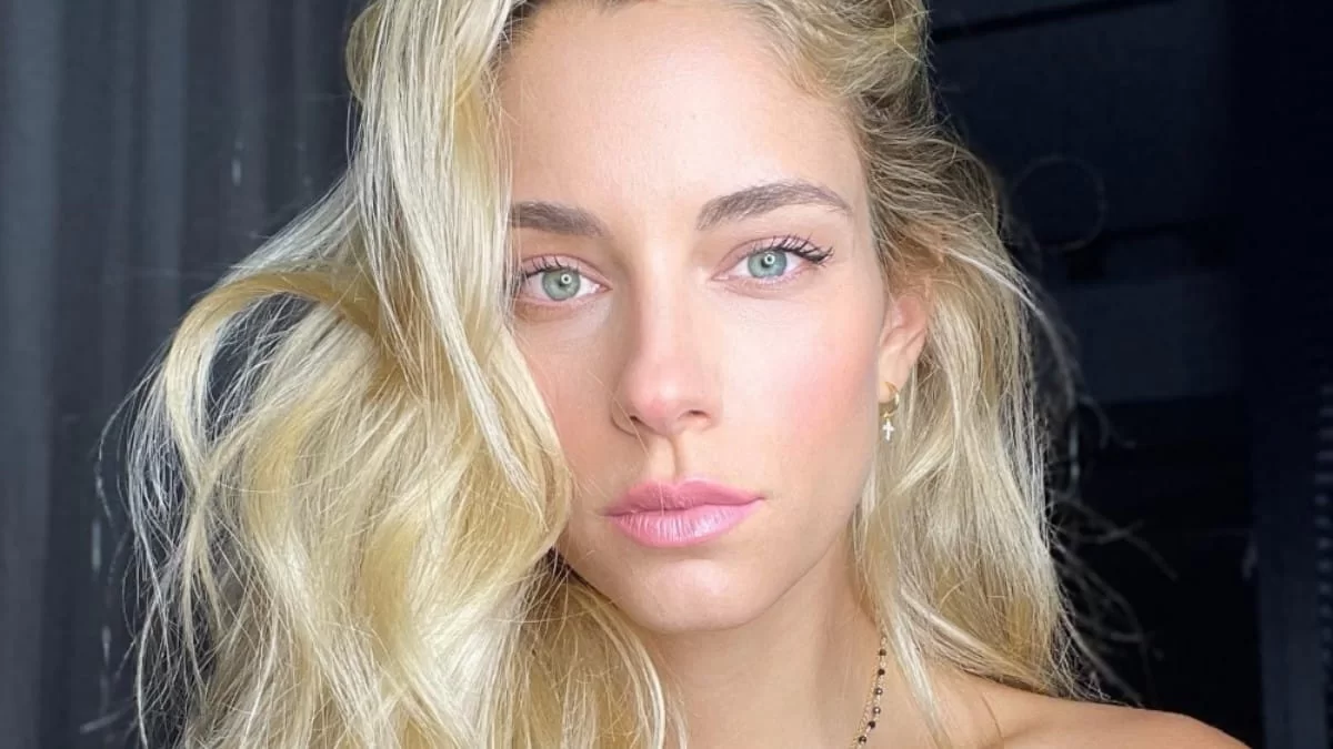 Με κόκκινο φόρεμα και ασορτί κραγιόν - Δεκάδες αντιδράσεις με την νέα φωτογραφία της Δούκισσας Νομικού