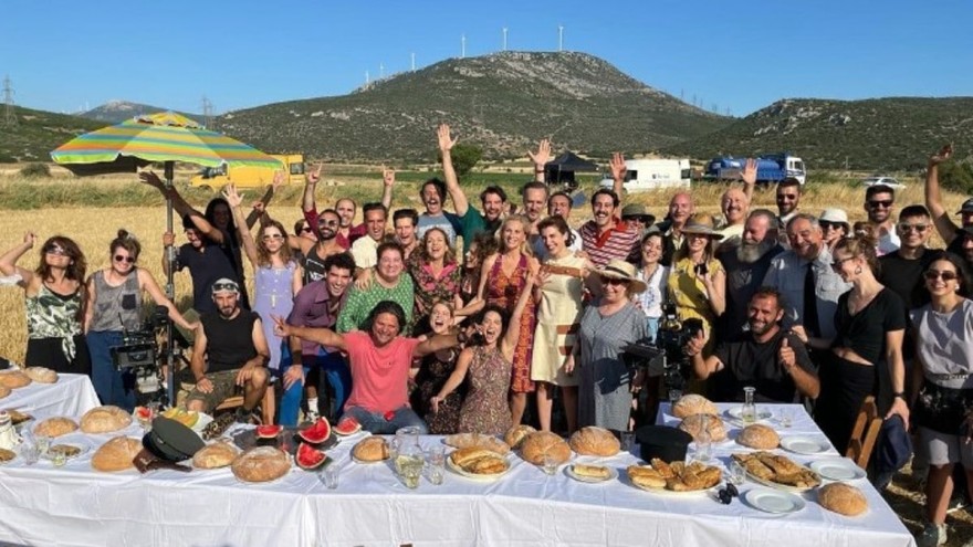 Η αποχαιρετιστήρια φωτογραφία της Αμαλίας Καβάλη με όλο το cast των Άγριων Μελισσών