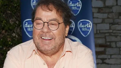 Ντυμένος στα μαύρα και φανερά αδυνατισμένος στα 76 του χρόνια ο Γιάννης Πάριος