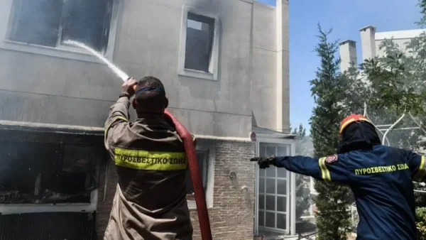 Φωτιά στα Μέγαρα: Αστυνομικός διακομίστηκε στο νοσοκομείο