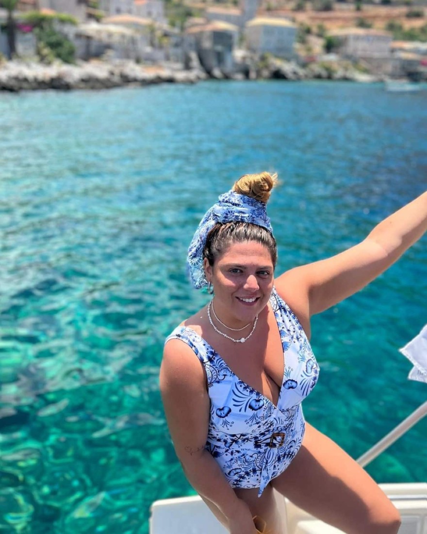 Η Δανάη Μπάρκα στην παραλία