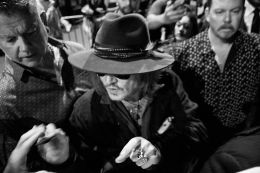 Ο Τζόνι Ντεπ υπογράφει αυτόγραφα στους θαυμαστές του