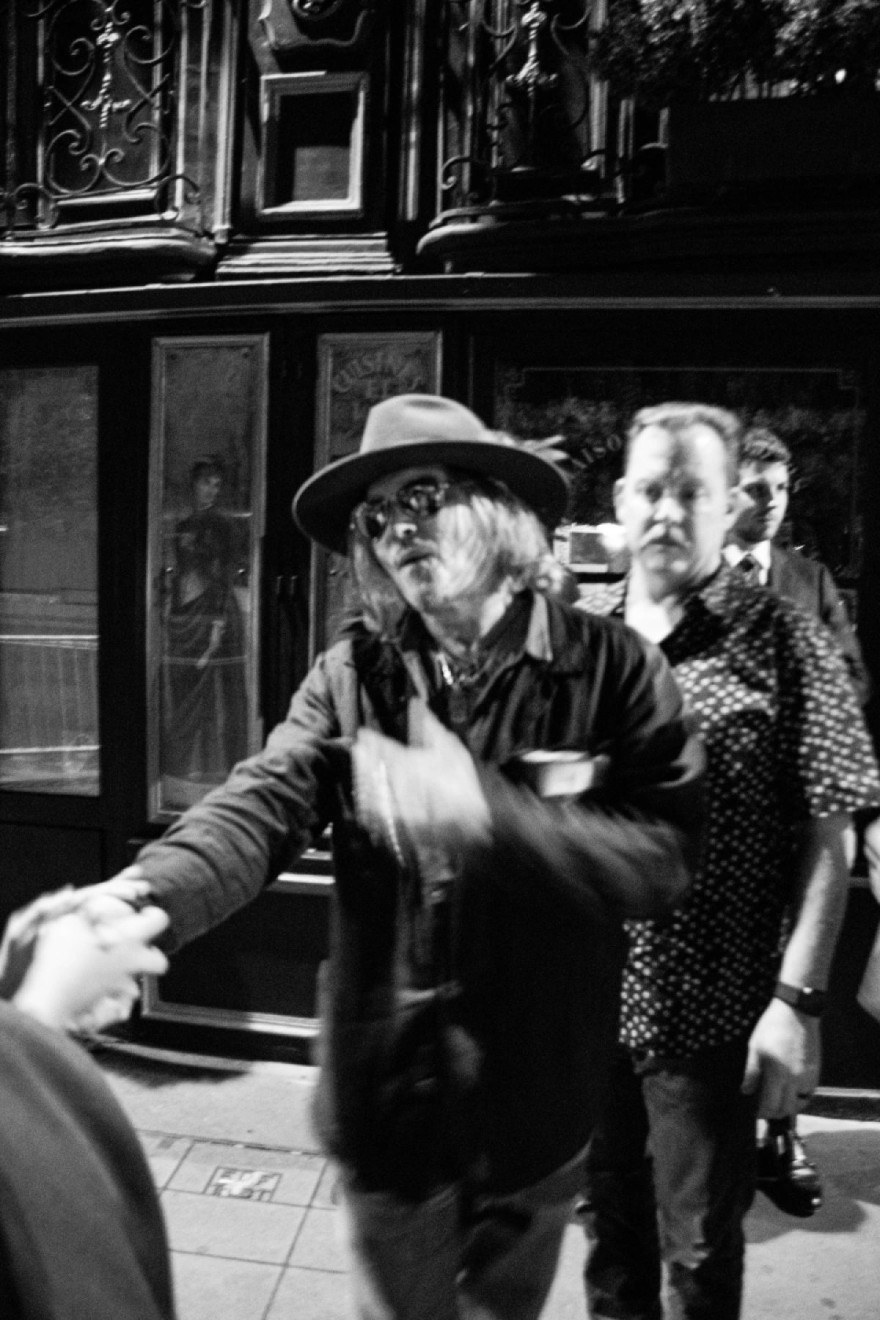 Ο Τζόνι Ντεπ βγαίνει από το εστιατόριο που δειπνούσε στο Παρίσι