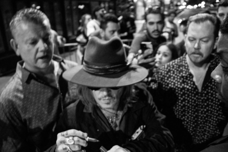 Δεκάδες θαυμαστές περιμένουν για ένα αυτόγραφό του Τζόνι Ντεπ