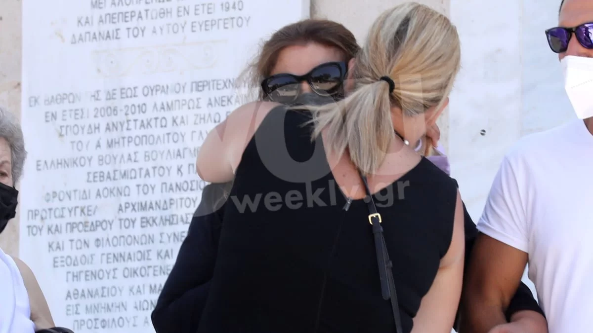 Την κρατούσαν για να μπει στο αυτοκίνητο - Καταρρακωμένη η Μοιραράκη στο μνημόσυνο του Κοντούλη