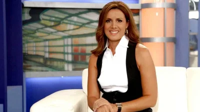 Άννα Δρούζα: Σπάνια εμφάνιση με φλοράλ φόρεμα σε παράσταση στην Επίδαυρο