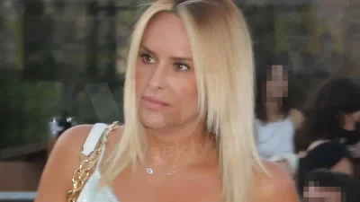 Με κοντό λευκό σορτσάκι και φουλ ανανεωμένη - Νέα εμφάνιση της Ασημακοπούλου μετά το διαζύγιο