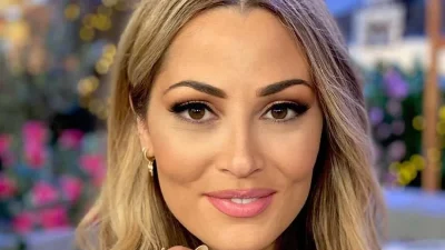 Δε ''χωράνε'' λόγια για την Ελένη Βουλγαράκη - Οι εντυπωσιακές πόζες με το καρό μαγιό από τις διακοπές της