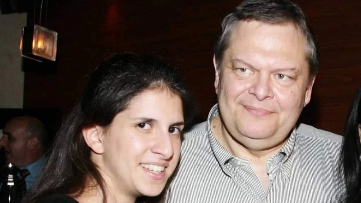 Με πέπλο στο κεφάλι και μακριά ουρά - Οι πρώτες φωτογραφίες από τον γάμο της κόρης του Ευάγγελου Βενιζέλου